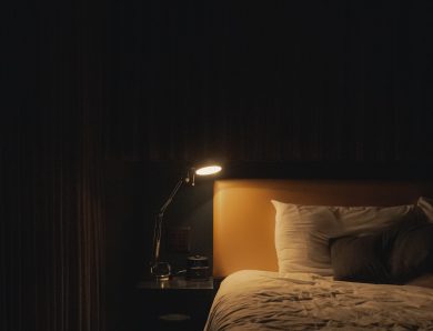 Sypialnia na poddaszu ze skosami – jak ją urządzić?