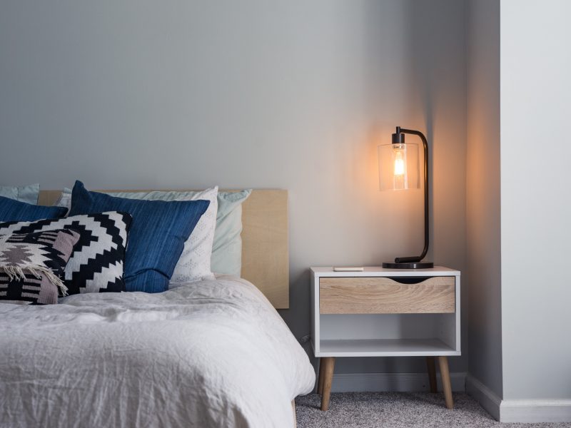 Łóżko do sypialni z materacem – jak wybrać odpowiednie?
